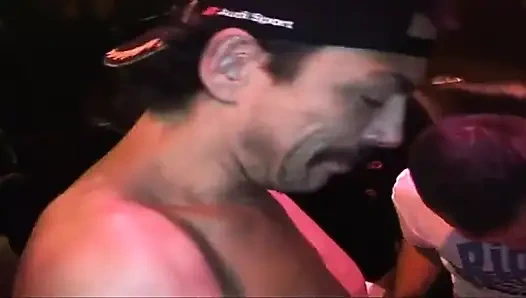 Esmer orta yaşlı seksi kadın vahşi grup sikiş seansında genişliyor