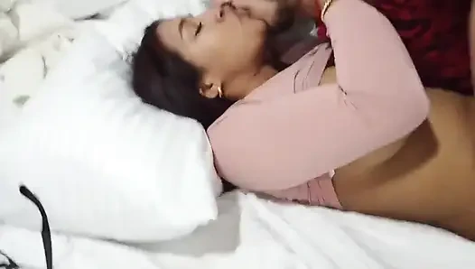 Büyük doğal memeli esmer kadın lezzetli bir şekilde sikişiyor ve prezervatifsiz onu bir flört uygulamasında buldum