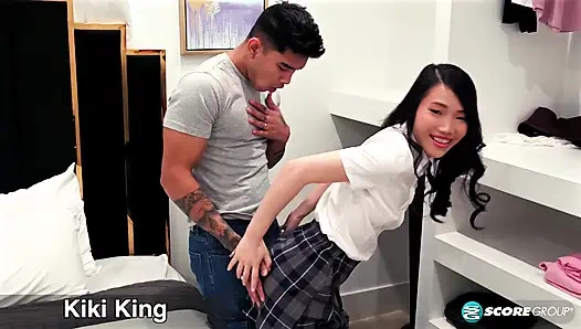 Asyalı orta yaşlı seksi kadın kiki king, 40 yaşında, kızının erkek arkadaşını sikiyor