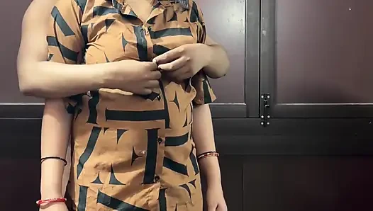 Hintli kadın makyaj yaparken devar tarafından sikiliyor