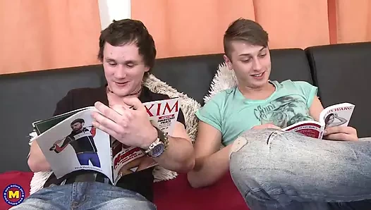 istediğim nine iki genç adamla üçlü seks yapıyor