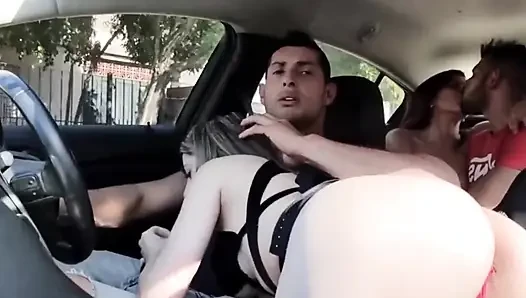 İki Kız, Büyük Penisli Iki Kaslı Erkekle Anal Dörtlüyle Dans Ettikten Sonra Bitirdi