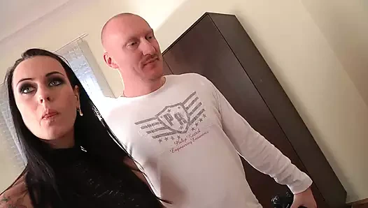 Sarışın kaltağın büyük bir Alman yarrakına ihtiyacı var!