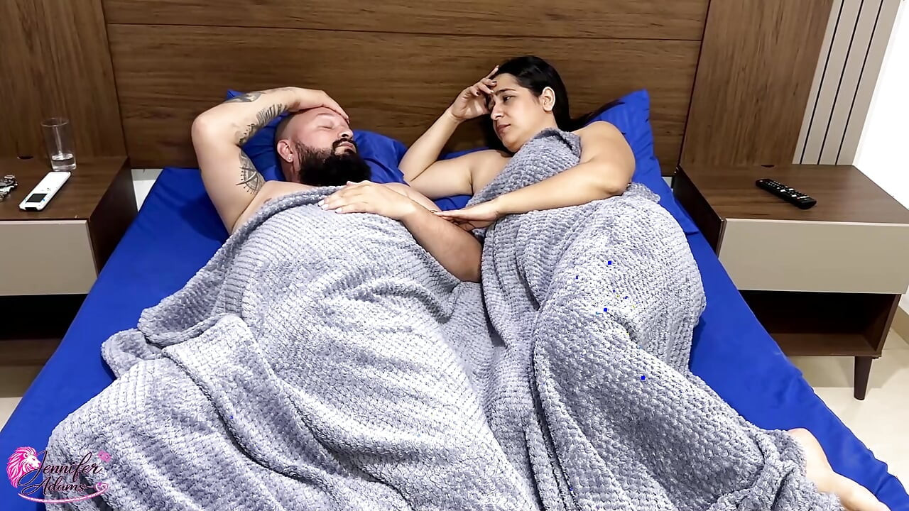 Erkek arkadaşım yatakta hareketlerle uyanıyor ve beni kendi arkadaşından daha iyi bir sevişmeyle memnun etmeye karar veriyor (Bölüm 2)