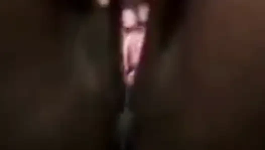 Islak amcığıma mastürbasyon yaparken neredeyse yakalanıyordum