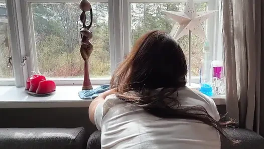 Harika orta yaşlı seksi kadın sert sikiliyor ve büyük bir dölleniyor ve amından damladığını görüyor.