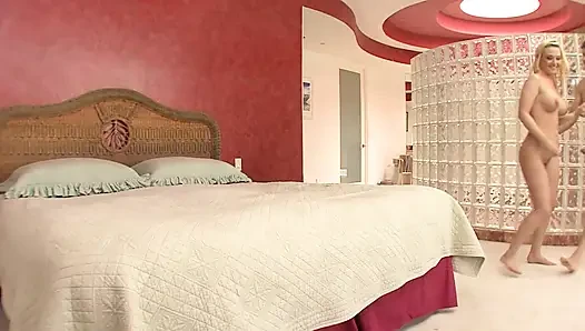 Sarışın büyük götlü ve büyük memeli orta yaşlı seksi kadın sert yarağa binmeyi seviyor