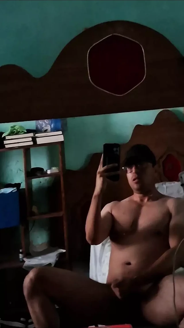 Aynamın önünde ağır çekimde boşalıyorum