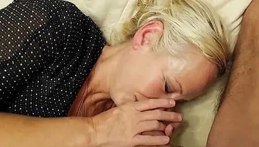 Amatör sarışın olgun evli kadın ve yarı giyinik seks oyunları