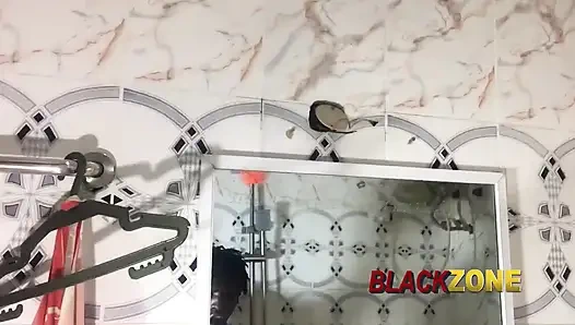 Üvey anne banyoda kendini temizlerken sikişiyor