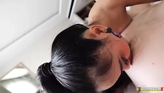 Süper düzgün vücutlu Asyalı bebek anal sekse bayılıyor