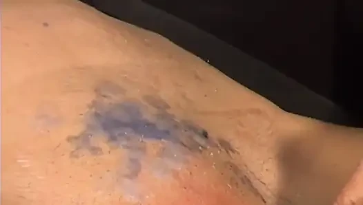 Olgun esmer orta yaşlı seksi kadın yüzünü dölle sırılsıklam yapıyor
