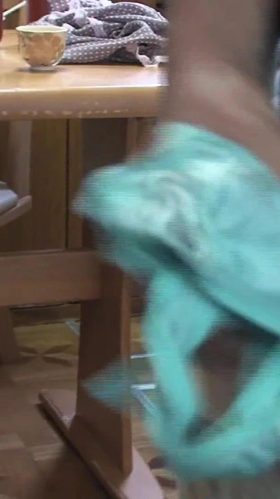 "Sıska hatun sert bir grup seksten önce büyük yarakları emiyor" dan heyecan verici an