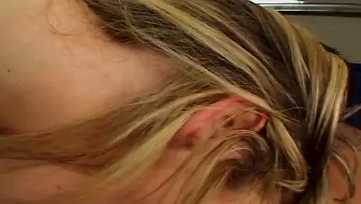 Güzel sarışın bebek ateşli yarağa binme seansı sonrası döl yiyor