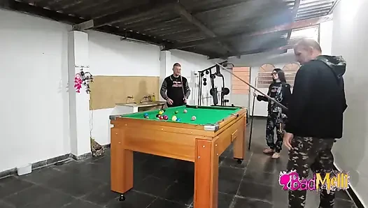 Erkek arkadaşım ve kayınpederimle çıplak bilardo oynuyordum