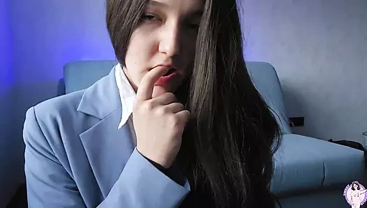 İşten eve gelen sekreter vücudunu gösteriyor ve mastürbasyon yapıyor