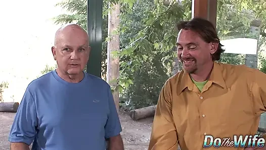 Sarışın evli kadın Lya Pink kocasından sikişirken izlemesini istiyor