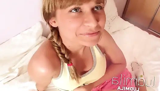 Orgazm kenetleyene kadar amını parmaklıyor