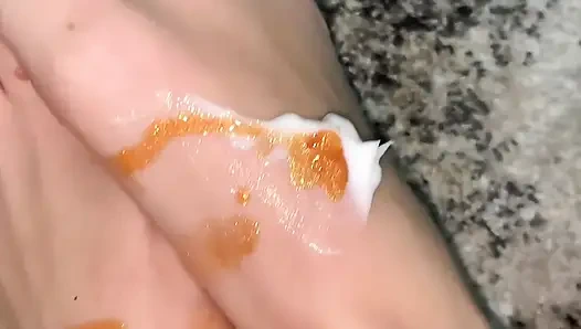 Vücut yağı ve krem ile ayaklarımla oynuyorum