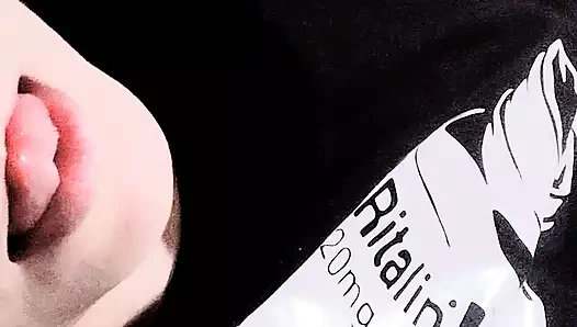 Kendime dokunarak ve kendimi dışarıda yiyip dilimi süper sevimli gömleğime sokmayı dileyerek