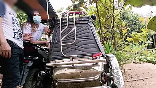 18 yaşındaki öğrenci gerçek trike sürücüsü tarafından davet edildi - herkesin içinde sikişiyoruz