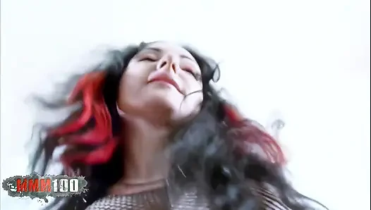 Büyük memeli yıldızı esmer Ana Martin siyah kıyafetle dans ediyor ve soyunuyor