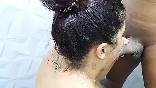 Üvey annem duşta taşaklarımı emiyor