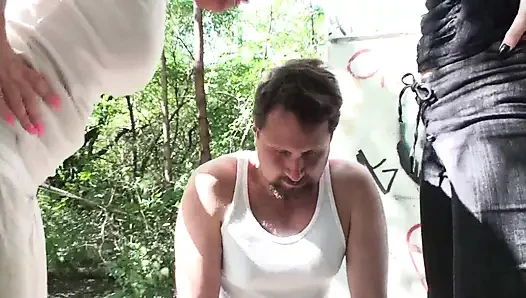 Tükürüyor ve kadın egemenliği yapıyor
