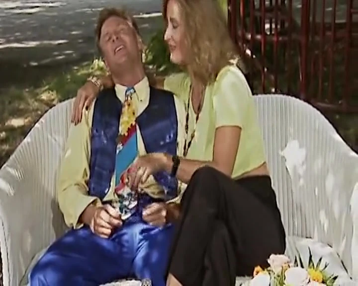 तीन सेक्सी दिखने वाली जर्मन महिलाएं मोटे लंड से चुद रही हैं