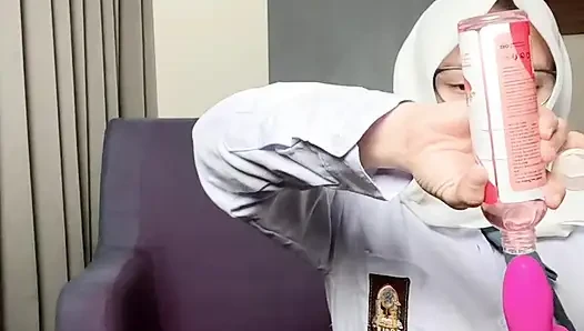 Lise öğrencisi büyük götünü fışkırtarak gösteriyor