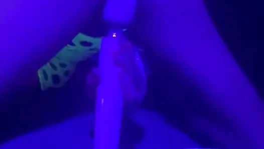 Seksi üvey anne kocasının arkasından kulüpte