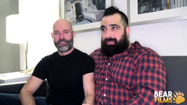 Bearfilms çıplak korucu yarağını mavi heeler sıkı göt deliğine sokuyor