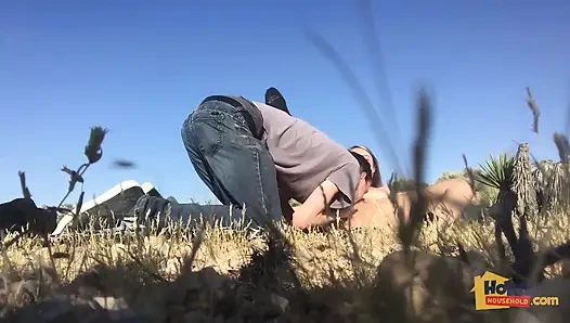 Açık çölde tatlı genç amcık