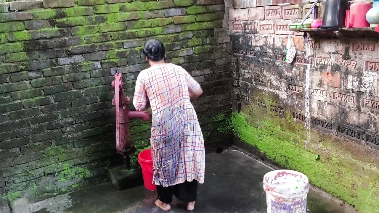 Kız arkadaşımı banyo yaparken görüyorum ve ona sarılıyorum ve götünü sikmeye başlıyorum