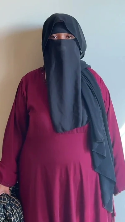 Tesettürlü seks - tombul Müslüman hizmetçi yatak odasını temizlerken ev sahibi tarafından sikiliyor (büyük götlü hizmetçi Suudi Arabistan'da sikiliyor) | Klip 1