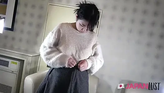 Büyük memeli Japon bakış açısı seksinin ve sıcak döllemenin tadını çıkarıyor