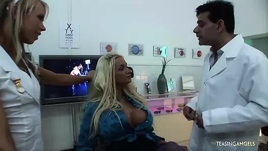 Azgın doktor aynı anda iki yaramaz sürtüğü sikiyor