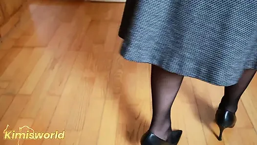 Ahşap zeminde yüksek topuklu ayakkabılar - keskin topuk tıklamaları ve yavaş yürüyen asmr