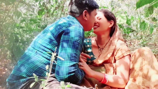 Seeing Indian Bhabhi alone in the forest, Bhabhi's brother-in-law made sex with her