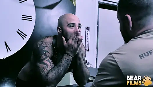 Bearfilms sakallı eşcinsel Marc Giacomo oral seksten sonra Sert yarakla Sikişiyor