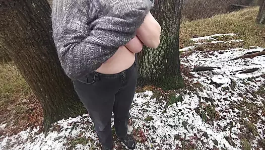 Ormanda çıplak gezerken yakalandı