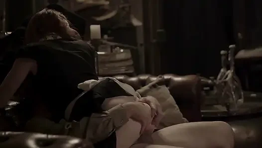 Kovboy kız pozisyonunda tutkulu seks