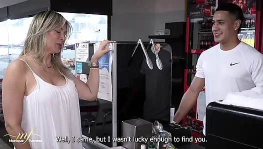 Orta yaşlı seksi kadın genç baker'ı eve götürüp onu dölüyle doldurmasını istiyor - Monique Fuentes ve Max Betancur