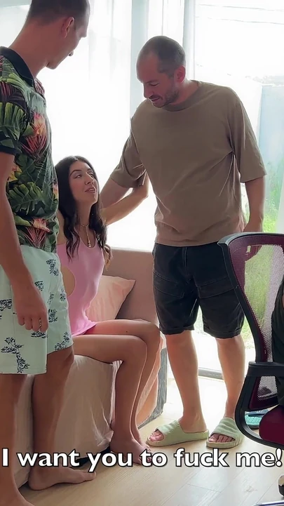 Жена положила грязные трусики на голову куколда, чтобы он промолчал и наблюдал, как ее любовники трахают ее