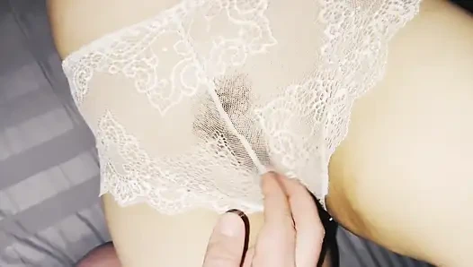 Dantelli külotlu ve muhteşem kıllı üvey annem beni yatağına çağırdı ve külotunun üzerinde beyaz bir aşk stergoatını dışarı çıkarıyorum!