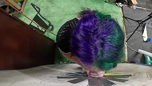 Gotik genç kız deliğini ziyaret etti onu emiyor