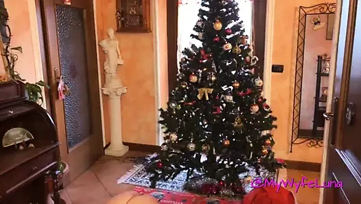 Üvey anne Noel ağacı hazırlıyor