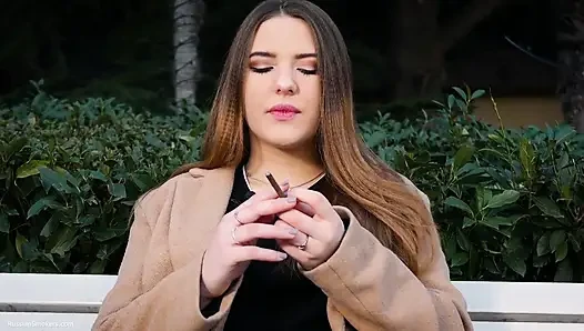 Русская Девушка Проводит Свой Обеденной Перерыв За Курением 1 Cigs