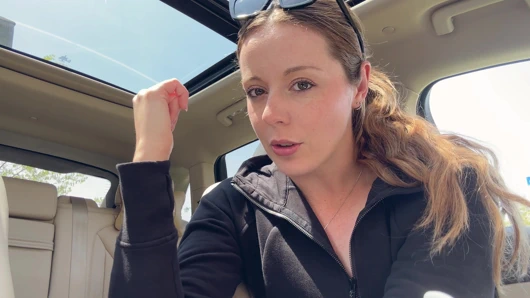 Arabamın arka koltuğunda pembe dildoyla mastürbasyon