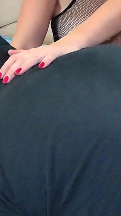 Yeni biseksüel üçlü grup seks. MMF. Evli kadın biseksüel köleyi kocası için davet ediyor. Bölüm 1. Ep 252222 | Klip 1